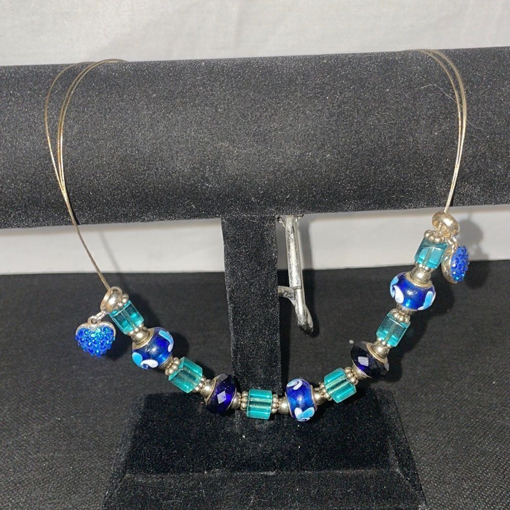Wire necklace with blue beads